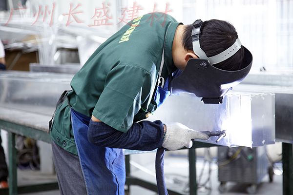 長(cháng)盛建材鋁蜂窩板廠(chǎng)家焊接老員工