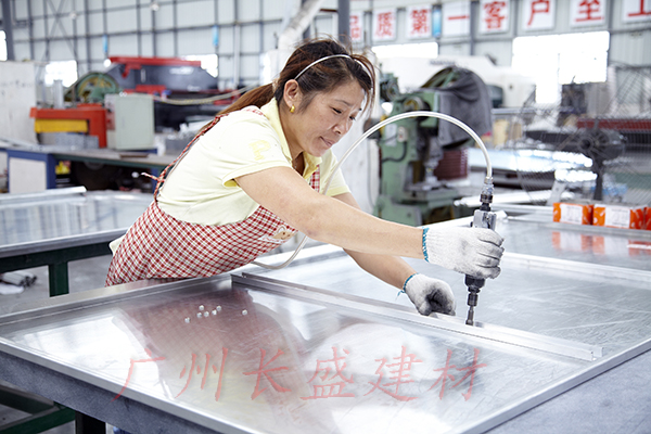 長(cháng)盛建材鋁蜂窩板廠(chǎng)家老員工在打螺絲